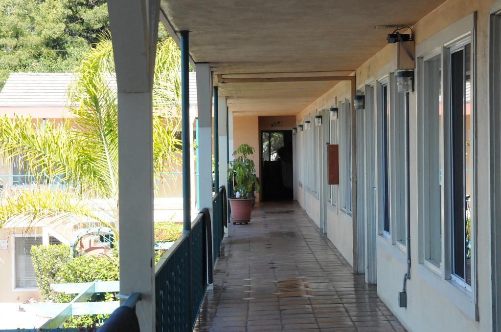 Oasis Inn And Suites Santa Barbara Exterior photo
